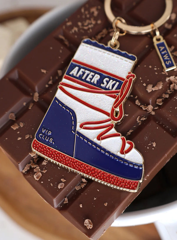 Close-up of After Ski enamel keychain – red, white and blue snow boot with glitter details
