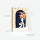 Product features of the Parisian Door 1000-piece jigsaw puzzle. Highlights: 68x49 cm size, FSC-certified cardboard, and Made in France. The illustration depicts a woman in chic white jeans carrying a massive colorful bouquet in front of a classic navy blue Paris door.