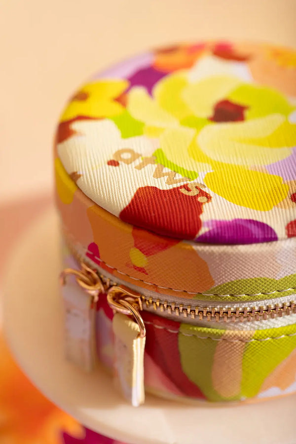 Spring Sweets Jewellery box - Close-up of the gold logo on the textured vegan leather.