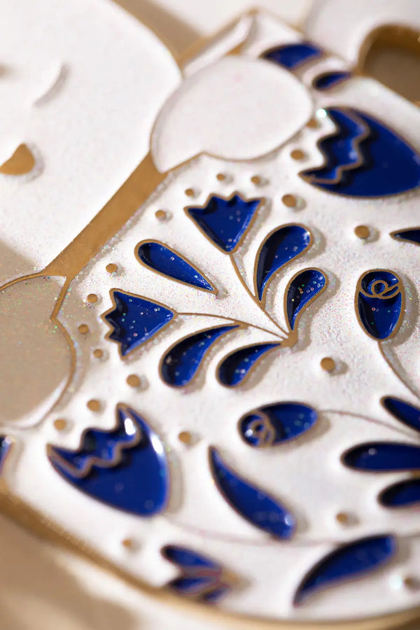 Cat in a mug Keychain - Macro view highlighting the glittery white enamel and golden details.