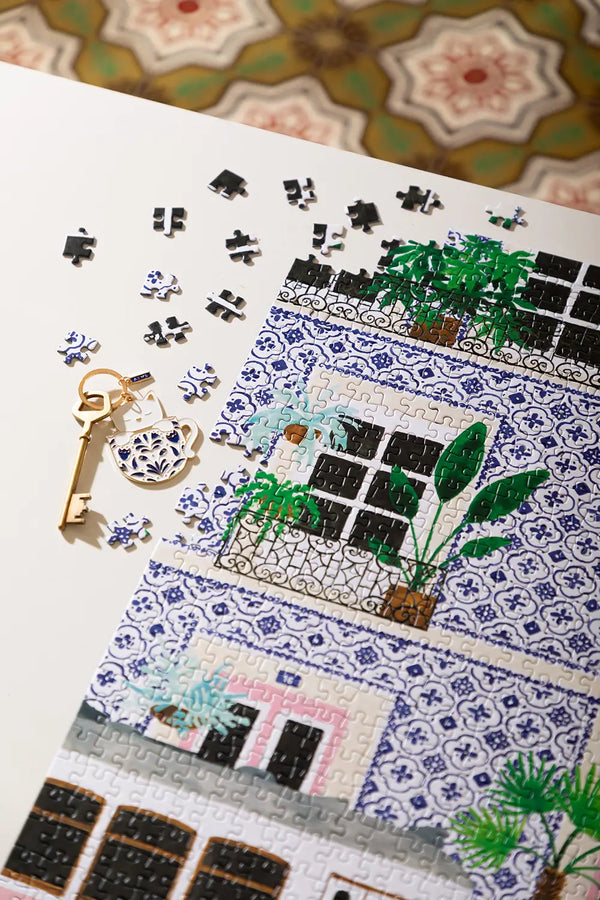 Lisboa - Puzzle 1000 pieces: close-up of the puzzle illustration with a matching pink cat keychain.