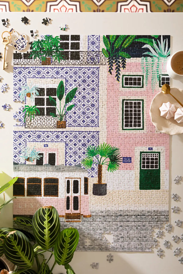 Lisboa - Puzzle 1000 pieces: full view of the completed jigsaw puzzle featuring a pink Lisbon tram.