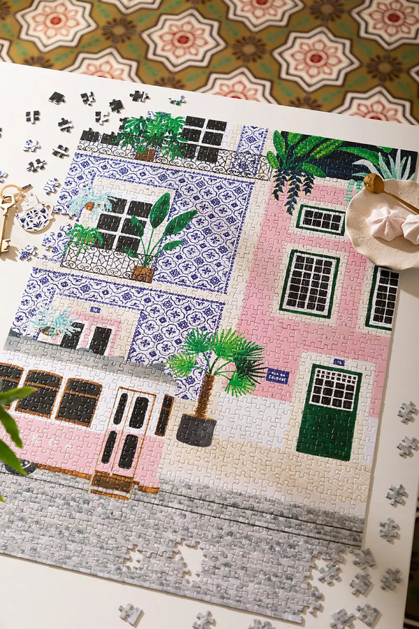 Lisboa - Puzzle 1000 pieces: the puzzle being assembled on a white table with a morning coffee.