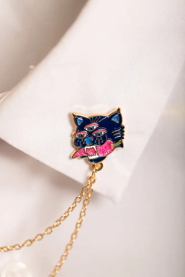 Duo Tiger Chain - Pins: close-up of the left tiger head pin with pink glitter tongue on a white collar.